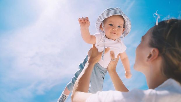 Batas Usia Aman Bayi Boleh Diajak ke Pantai