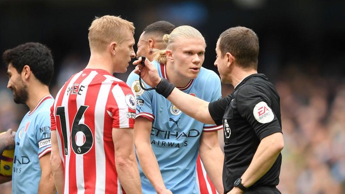 MANCHESTER, ENGLAND - NOVEMBER 12: Erling Haaland of Manchester City appeals to the referee Peter Bankes during the Premier League match between Manchester City and Brentford FC at Etihad Stadium on November 12, 2022 in Manchester, England. (Photo by Manchester City FC/Manchester City FC via Getty Images)