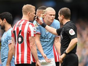 Cubit-cubitan Bek Brentfod dengan Erling Haaland