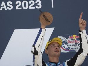 Potret Rider Surabaya Naik Podium Bawa Bendera Merah Putih di Moto2 Amerika