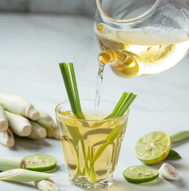 Cara membuat teh serai madu/Foto: Freepik.com/jcomp resep minuman teh serai madu untuk lebaran