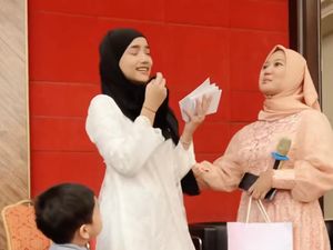 Fuji Menangis Saat Berbuka Puasa dan Beri Santunan 500 Anak Yatim