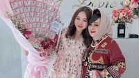 8 Foto Gaya Hijab Kepala Dinkes Lampung yang Viral karena Tas Mewah