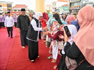 Safari Ramadan, Khofifah Bagi Santunan di Bawah Payung Madinah Pasuruan