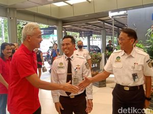 Pakai Baju Merah, Ganjar Tinjau Pemudik Tujuan Jateng di Stasiun Pasar Senen