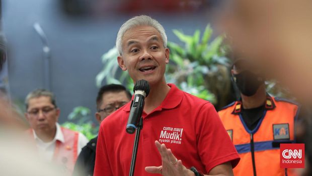Gubernur Jawa Tengah Ganjar Pranowo mengecek pemudik lebaran di Stasiun Senen, Jakarta, Selasa, 18 April 2023. Ganjar sempat menyapa pemudik di dalam kereta ekonomi Jaka Tingkir tujuan Purwosari. CNN Indonesia/Safir Makki