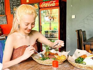 Potret Hyoyeon SNSD dan Nana yang Asyik Liburan di Bali Potret Hyoyeon SNSD dan Nana yang Asyik Liburan di Bali