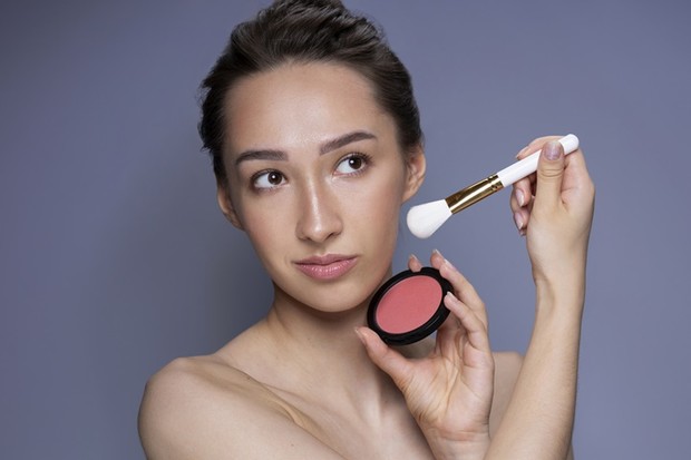 Ilustrasi make-up minimalis/Foto: freepik.com