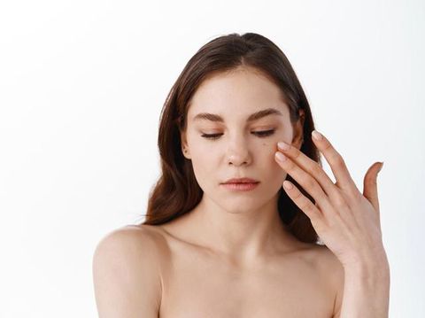 Ilustrasi wanita menyentuh wajah/Foto: freepik.com