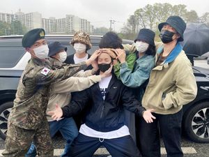 Penampilan J-Hope BTS dengan Rambut Plontos, Diantar Personel Pergi Wamil Penampilan J-Hope BTS dengan Rambut Plontos, Diantar Personel Pergi Wamil
