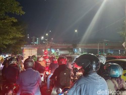 Malam 27 Ramadhan, Volume Kendaraan di Surabaya Meningkat hingga Jalan Macet