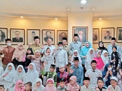 Jelang Lebaran, DPRD Surabaya Beri Santunan ke 100 Anak Yatim Piatu
