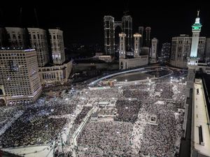 Jutaan Orang Padati Masjidil Haram saat Malam Lailatulqadar