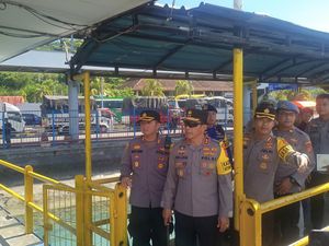 Ngobrol dengan Pemudik di Padangbai, Kapolda Bali Imbau Hati-hati