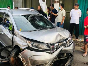 Detik-detik Mobil Tabrak 6 Motor di Langgar Dalem Kota Kudus Detik-detik Mobil Tabrak 6 Motor di Langgar Dalem Kota Kudus
