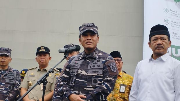 Kepala Staf Angkatan Laut (KSAL) Laksamana Muhammad Ali melepas ratusan pemudik sepeda motor yang menggunakan kapal perang KRI Banjarmasin-592 dari Tanjung Priok, Jakarta Utara.