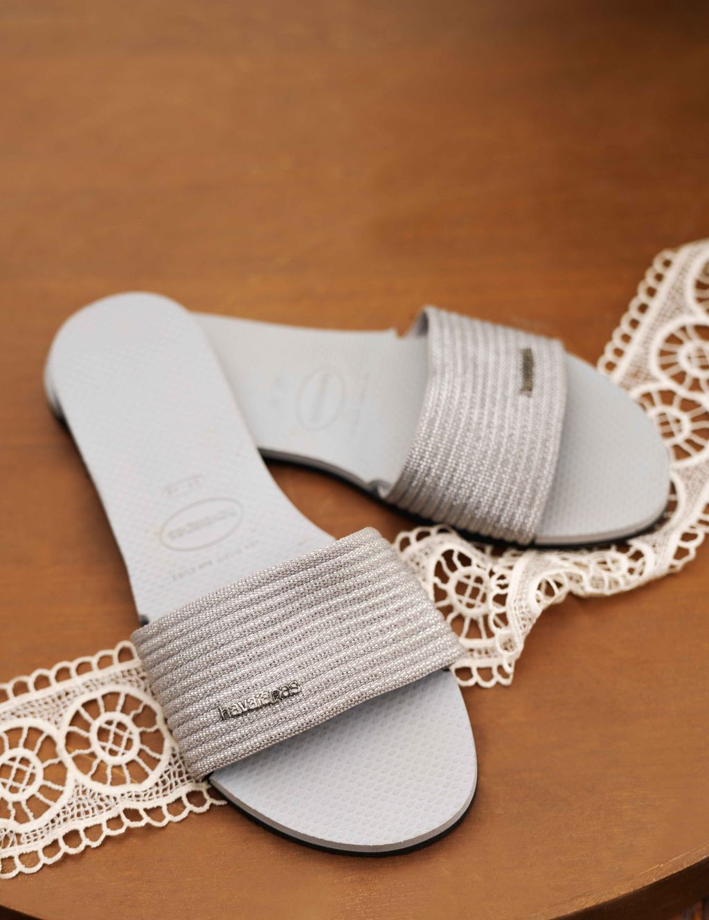 Koleksi You Malta Metallic kembali hadir di Ramadan tahun ini untuk membuat penampilan Ramadan menjadi lebih berkesan. Tersedia dalam warna comfy blue, black, crocus rose, ice grey, dan gold.