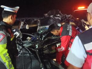 Mobil Tabrak Tronton di Tol Pekanbaru-Dumai, Pemudik Asal Sumut Tewas