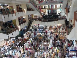 Pengunjung Padati Pasar Tanah Abang Jelang Libur, Ini yang Paling Dicari