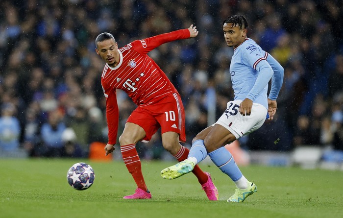 Soccer Football - Champions League - Quarter Final - First Leg - Manchester City v Bayern Munich - Etihad Stadium, Manchester, Britain - April 11, 2023 Manchester Citys Manuel Akanji in action with Bayern Munichs Leroy Sane Action Images via REUTERS/Jason Cairnduff