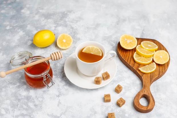 Manfaat kandungan dalam teh serai madu/Foto: Freepik.com/azerbaijan_stockers resep minuman teh serai madu untuk lebaran