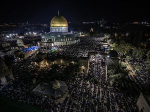 Masjid Al Aqsa Dipenuhi Jemaah yang Berburu Malam Lailatulqadar Masjid Al Aqsa Dipenuhi Jemaah yang Berburu Malam Lailatulqadar