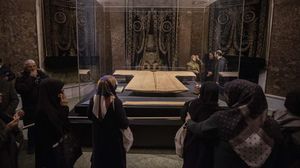 Melihat Jubah Nabi Muhammad Hadiah untuk Uwais al-Qarni