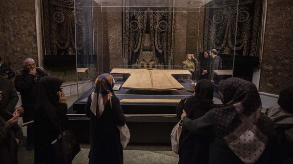 Melihat Jubah Nabi Muhammad Hadiah untuk Uwais al-Qarni
