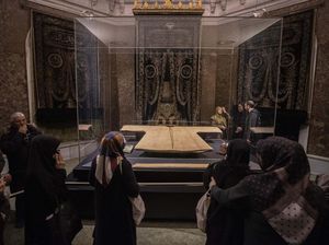 Melihat Jubah Nabi Muhammad Hadiah untuk Uwais al-Qarni Melihat Jubah Nabi Muhammad Hadiah untuk Uwais al-Qarni