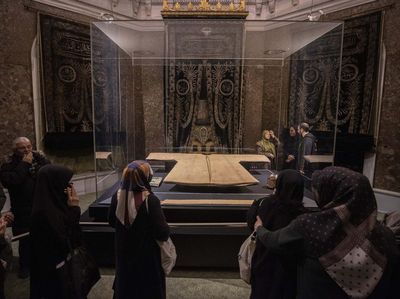 Melihat Jubah Nabi Muhammad Hadiah untuk Uwais al-Qarni