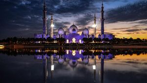 Memandang Keindahan Masjid Agung Sheikh Zayed di Abu Dhabi