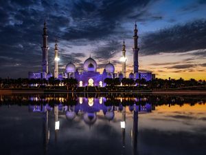 Memandang Keindahan Masjid Agung Sheikh Zayed di Abu Dhabi Memandang Keindahan Masjid Agung Sheikh Zayed di Abu Dhabi