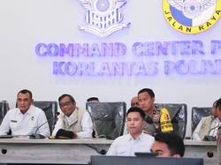 Tinjau Tol Japek, Mahfud Soroti Pengemudi Istirahat di Bahu Jalan Bikin Macet