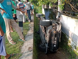 Sopir Ngantuk, Mobil Nyemplung Selokan di Jalan Parangtritis Kretek Bantul