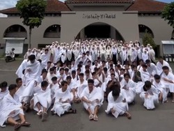 Anti Mainstream! Ratusan Santri dari Ponpes di Garut Umrah Seangkatan