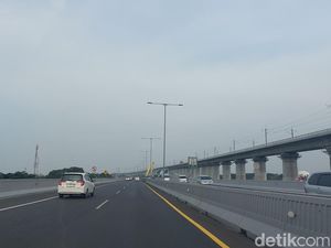 Ada Truk Bermasalah, Lalin Tol Layang MBZ Macet 2 Km
