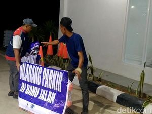 Polres Pekalongan Halau Kendaraan yang Nekat Parkir di Bahu Jalan Tol