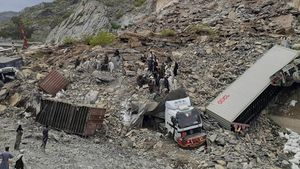 Badai Dahsyat di Pakistan Bikin Belasan Truk Tertimbun Longsor