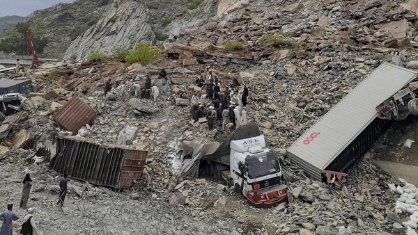 Badai Dahsyat di Pakistan Bikin Belasan Truk Tertimbun Longsor