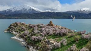 Pesona Pulau Kecil di Danau Van Turki, Ada Gereja Antik