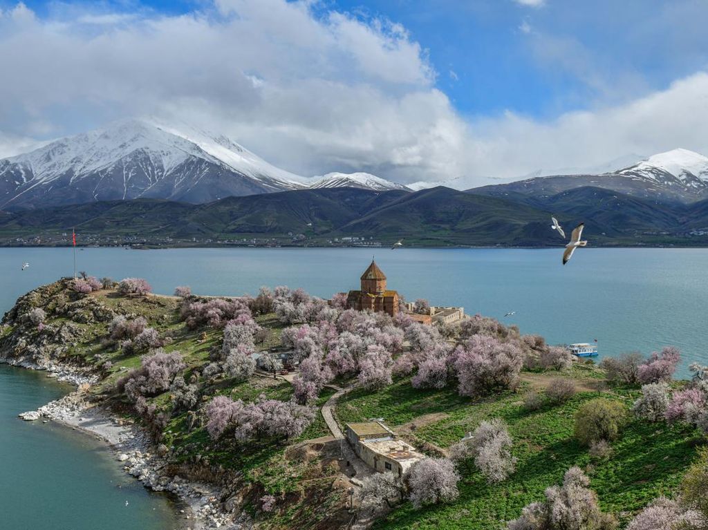 Pesona Pulau Kecil di Danau Van Turki, Ada Gereja Antik Pesona Pulau Kecil di Danau Van Turki, Ada Gereja Antik