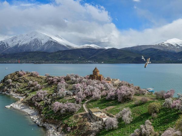 Pesona Pulau Kecil di Danau Van Turki, Ada Gereja Antik
