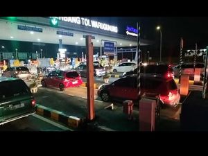 Pemudik Tinggalkan Surabaya, Kendaraan di Gate Tol Warugunung Meningkat Pemudik Tinggalkan Surabaya, Kendaraan di Gate Tol Warugunung Meningkat