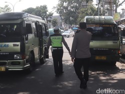 Kala Polisi Halau Angkutan Umum Penyebab Macet di Perbatasan Bandung