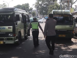 Kala Polisi Halau Angkutan Umum Penyebab Macet di Perbatasan Bandung Kala Polisi Halau Angkutan Umum Penyebab Macet di Perbatasan Bandung