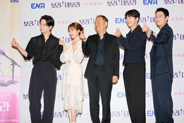 Potret para pemeran bersama sutradara drama True to Love/ Foto: instagram.com/channel.ena.d Potret para pemeran bersama sutradara drama True to Love