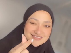 Heboh Penampilan Rahma Azhari Dikira Pakai Hijab, Ini Faktanya