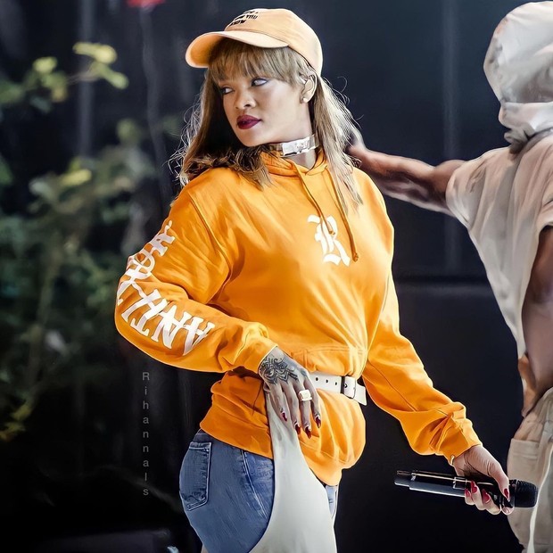 Tak hanya pandai menyanyi, Rihanna pun memiliki pesona yang indah saat dirinya menari sambil menyanyi/Foto: instagram.com/rihannabeautyfenty