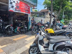 Bengkel Motor di Surabaya Kebanjiran Order dari Pemudik