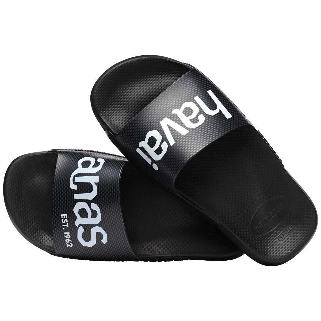Sandal Havaianas Classic Logomania Slides dalam warna black yang menjadi pilihan favorit dari penggunanya karena bentuknya yang nyaman dan mudah untuk dilepas pasang. Tersedia juga dalam warna navy blue.